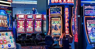 Layar live dealer anaslot menampilkan dealer langsung bermain baccarat dengan streaming HD multi-kamera